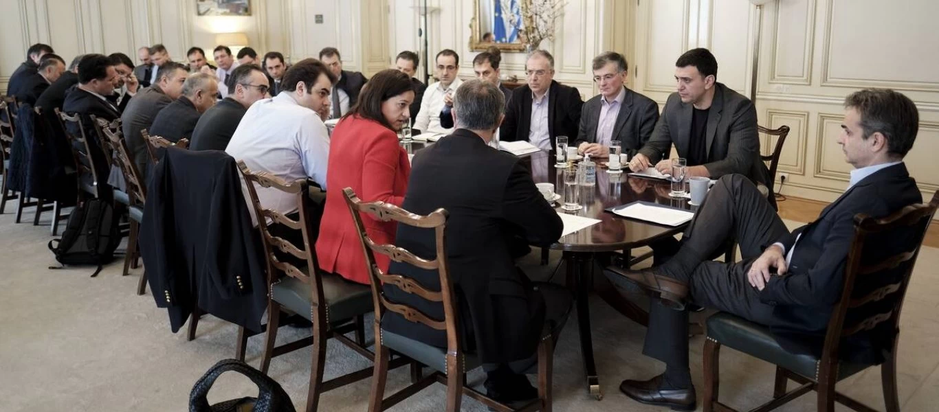 Οι «ειδικοί» αναλαμβάνουν την υγειονομική τύχη της χώρας - Κ.Μητσοτάκης: «Κάντε ότι θέλετε»